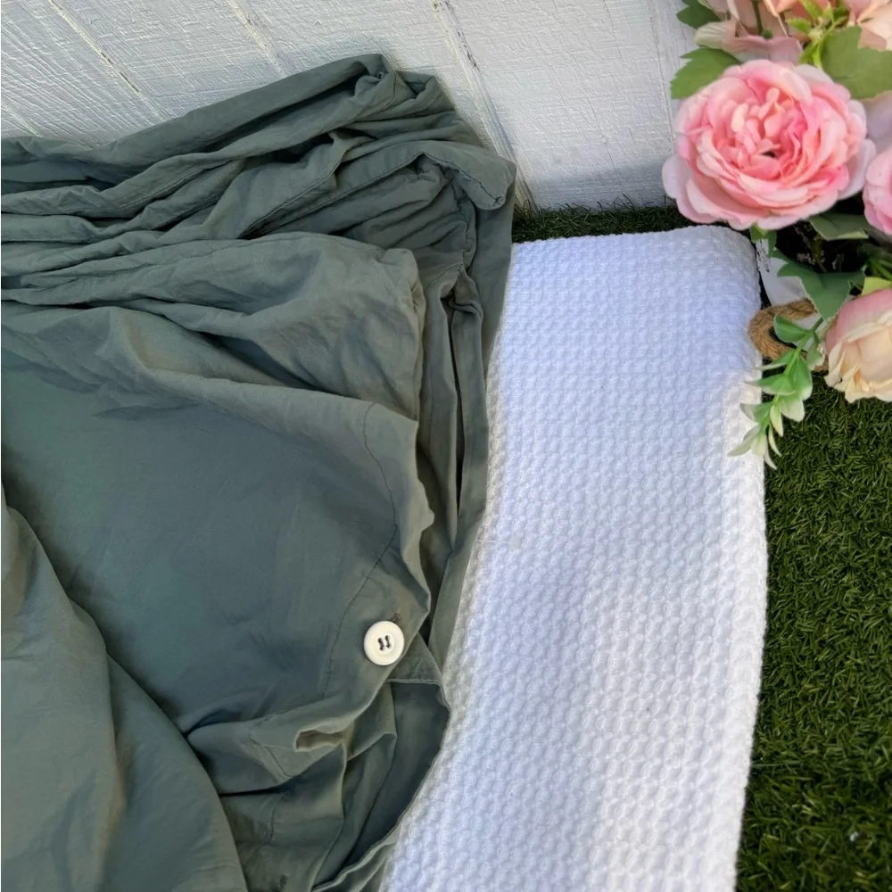 PARACHUTE Percale Duvet Cover in Agave size Full / Queen pre owned stained